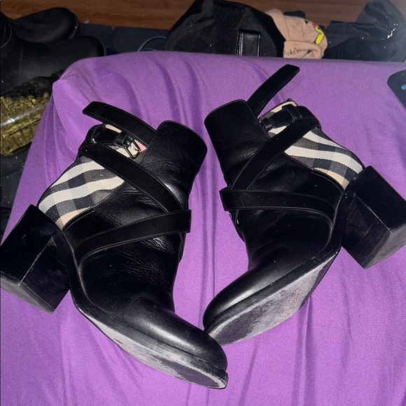 Burberry boots - Picture 1 of 4